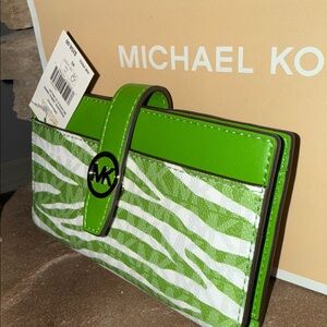 Michael Kors Wallet Greenwich
Signature Logo Jungle
Green Zebra Print